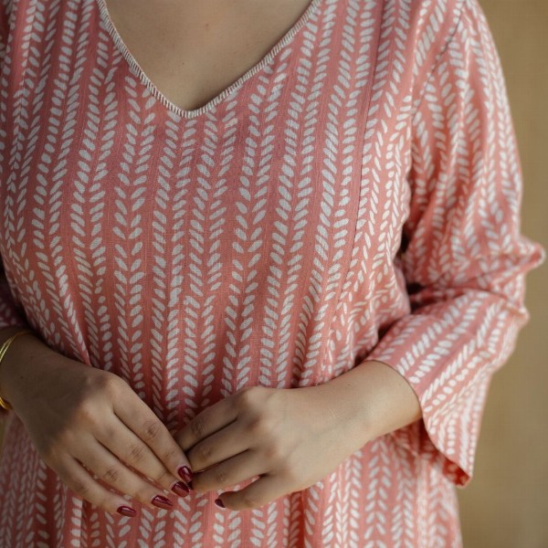 THE INDIAN ETHNIC CO Floral Printed Cotton V-Neck Thread Work Kali Kurta