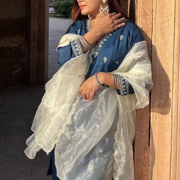 VredeVogel Ethnic Motifs Embroidered Thread Work Kurta With Trousers & Dupatta