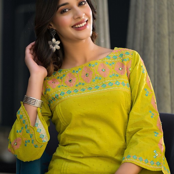 Varanga Women Floral Thread Embroidered Yoke Design Straight Kurta