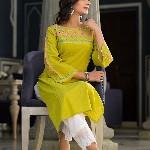 Varanga Women Floral Thread Embroidered Yoke Design Straight Kurta