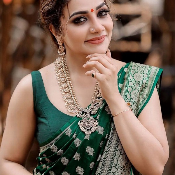 AVANTIKA FASHION Woven Design Zari Pure Silk Banarasi Saree