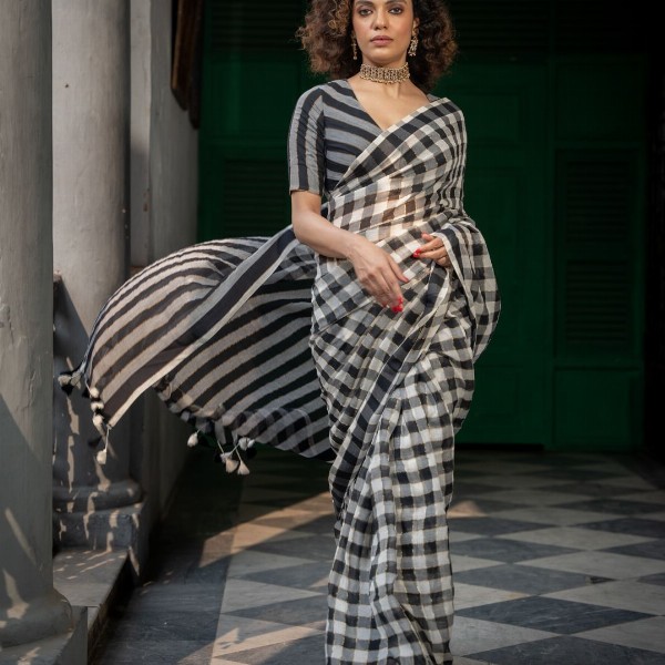 Suta Checked Suta Multi Color Pure Cotton Zari Saree.