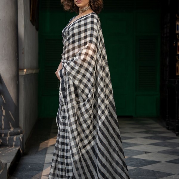 Suta Checked Suta Multi Color Pure Cotton Zari Saree.