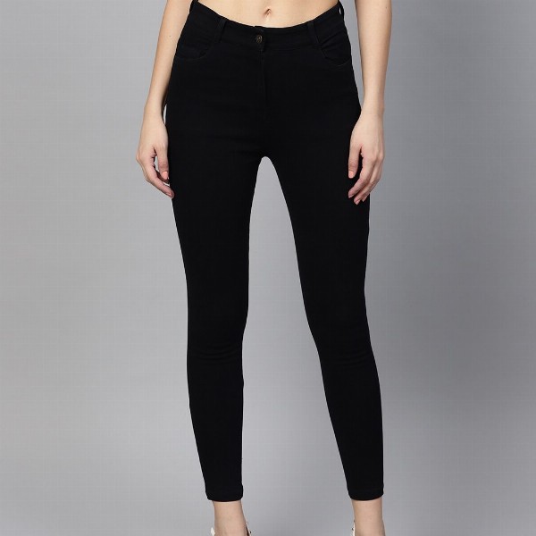 SASSAFRAS Women Black Slim Fit Mid-Rise Clean Look Stretchable Cropped Jeans